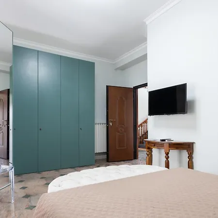 Castelbarco House B Guest house *