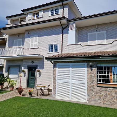 Castelbarco House B Гостевой дом 4*